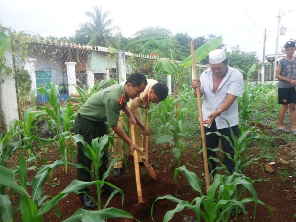 Thăm, tặng quà cho các hộ đồng bào dân tộc người Chăm thôn Phú Vinh xã Phú Riềng