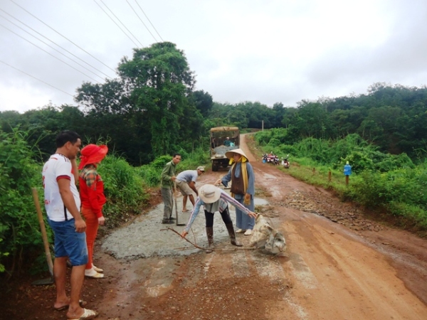 LONG BÌNH GẦN 5 KM ĐƯỜNG NHỰA XUỐNG CẤP ĐƯỢC TU SỬA.