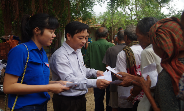 BAN CHỈ ĐẠO VẬN ĐỘNG QUẦN CHÚNG LIÊN NGÀNH HUYỆN TỔ CHỨC ĐỢT TUYÊN TRUYỀN TẠI THÔN PHU MANG 2 XÃ LONG HÀ