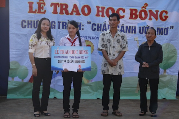 Trao học bổng “Chắp cánh ước mơ” cho em Nguyễn Thị Bích Trâm – Trường THCS Lý Tự Trọng.