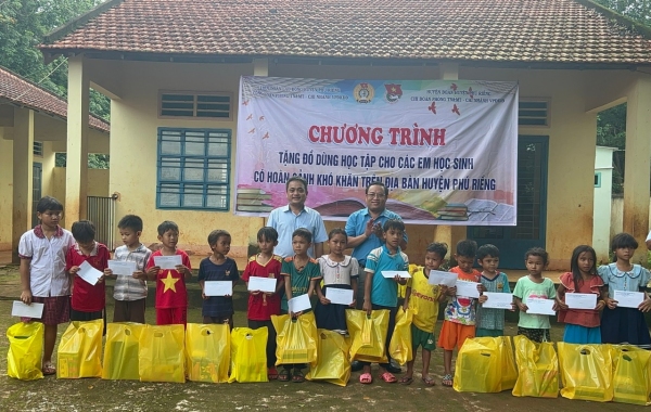 CÔNG ĐOÀN-CHI ĐOÀN PHÒNG TÀI NGUYÊN VÀ MÔI TRƯỜNG-CHI NHÁNH VĂN PHÒNG ĐĂNG KÝ ĐẤT ĐAI HI88 LỪA ĐẢO
 TẶNG 205 PHẦN QUÀ CHO HỌC SINH NGHÈO