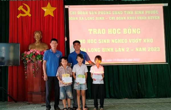 Trao học bổng cho học sinh nghèo vượt khó