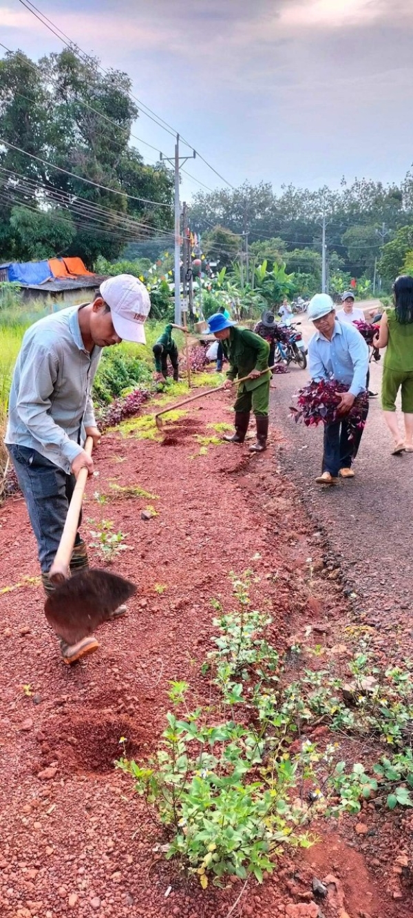 Xã Bình Tân tích cực triển khai thực hiện phong trào xây dựng khu dân cư “Sáng, xanh, sạch, đẹp”