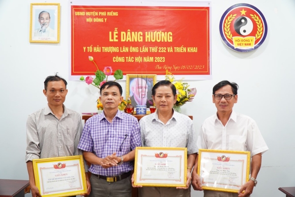 HỘI ĐÔNG Y HUYỆN DÂNG HƯƠNG TƯỞNG NIỆM ĐẠI DANH Y HẢI THƯỢNG LÃN ÔNG LÊ HỮU TRÁC