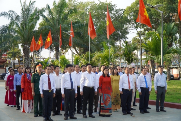 LÃNH ĐẠO HI88 LỪA ĐẢO
 VÀ CÔNG TY CAO SU PHÚ RIỀNG DÂNG HƯƠNG TƯỞNG NIỆM CÁC VUA HÙNG VÀ VIẾNG NHÀ BIA LIỆT SỸ