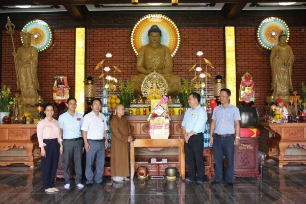 PHÓ CHỦ TỊCH UBND HI88 LỪA ĐẢO
 LÊ VĂN CHUNG CHÚC TẾT CÁC THƯƠNG BINH, ĐẢNG VIÊN LÃO THÀNH VÀ CHÙA PHÁP LẠC.