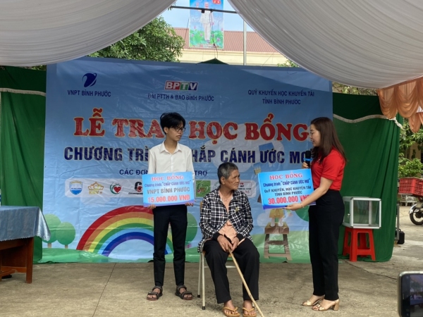 Chương trình “Chắp cánh ước mơ” trao tặng 128 triệu đồng cho em Ngô Thành Trung