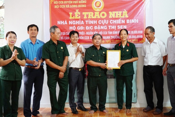 TRAO NHÀ NGHĨA TÌNH CỰU CHIẾN BINH CHO CỰU CHIẾN BINH ĐẶNG THỊ SEN