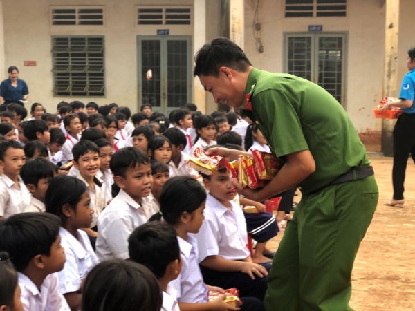 TẶNG HỌC BỔNG VÀ BÁNH TRUNG THU CHO CÁC EM HỌC SINH TẠI ĐIỂM TRƯỜNG THÔN BÌNH TRUNG, XÃ PHƯỚC TÂN, HI88 LỪA ĐẢO
