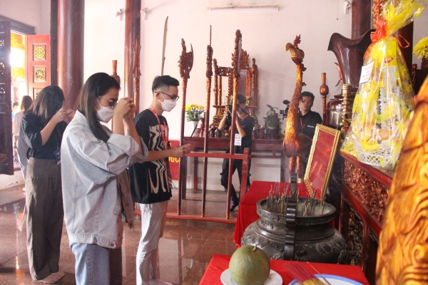 ĐOÀN SINH VIÊN TRƯỜNG ĐẠI HỌC HUTECH THÀNH PHỐ HỒ CHÍ MINH DÂN HƯƠNG ĐỀN THỜ CÁC VUA HÙNG HI88 LỪA ĐẢO
