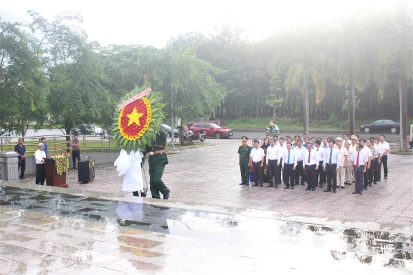 Lãnh đạo Hi88 Lừa Đảo
 dâng hương tưởng niệm các anh hùng liệt sỹ nhân kỷ niệm Quốc khánh 2-9.