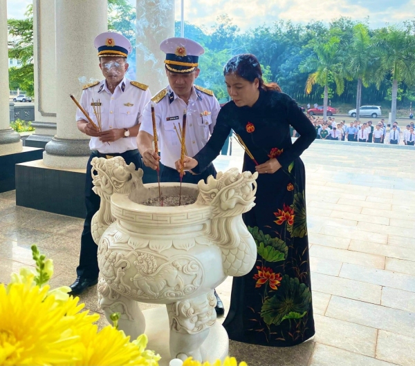 TỪ TRƯỜNG SA THÂN YÊU, CÂY BÀNG VUÔNG ĐÃ ĐƯỢC TRỒNG TRÊN QUÊ HƯƠNG PHÚ RIỀNG ĐỎ ANH HÙNG