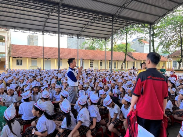 Học sinh Trường Tiểu học Bù Nho được tuyên truyền luật giao thông và được tặng quà