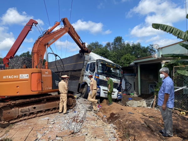 Xe tải chở điều tuột dốc lật vào quán ăn khiến 2 người tử vong