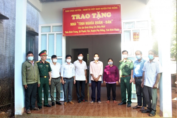 Gia đình Đảng viên xung phong nhập ngũ được trao tặng nhà “Nghĩa tình quân dân”.