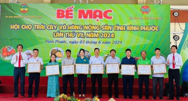 Sản phẩm bưởi của hộ ông Lầu Sỹ Nịp đạt giải ba tại Hội chợ trái cây và hàng nông sản tỉnh Bình Phước lần thứ VII.