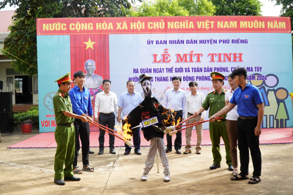 Phú Riềng: Mít tinh ra quân ngày thế giới và toàn dân phòng, chống ma túy hưởng ứng tháng hành động phòng, chống ma túy năm 2024.