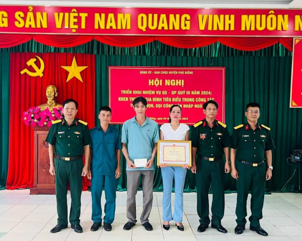 Khen thưởng gia đình tiêu biểu có 2 con sinh đôi tình nguyện nhập ngũ năm 2024.