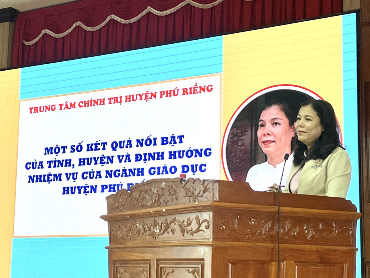 BÍ THƯ HUYỆN ỦY NGUYỄN THỊ XUÂN HÒA BÁO CÁO CHUYÊN ĐỀ VÀ GẶP GỠ HỌC VIÊN TẠI 02 LỚP BỒI DƯỠNG CỦA TRUNG TÂM CHÍNH TRỊ HUYỆN