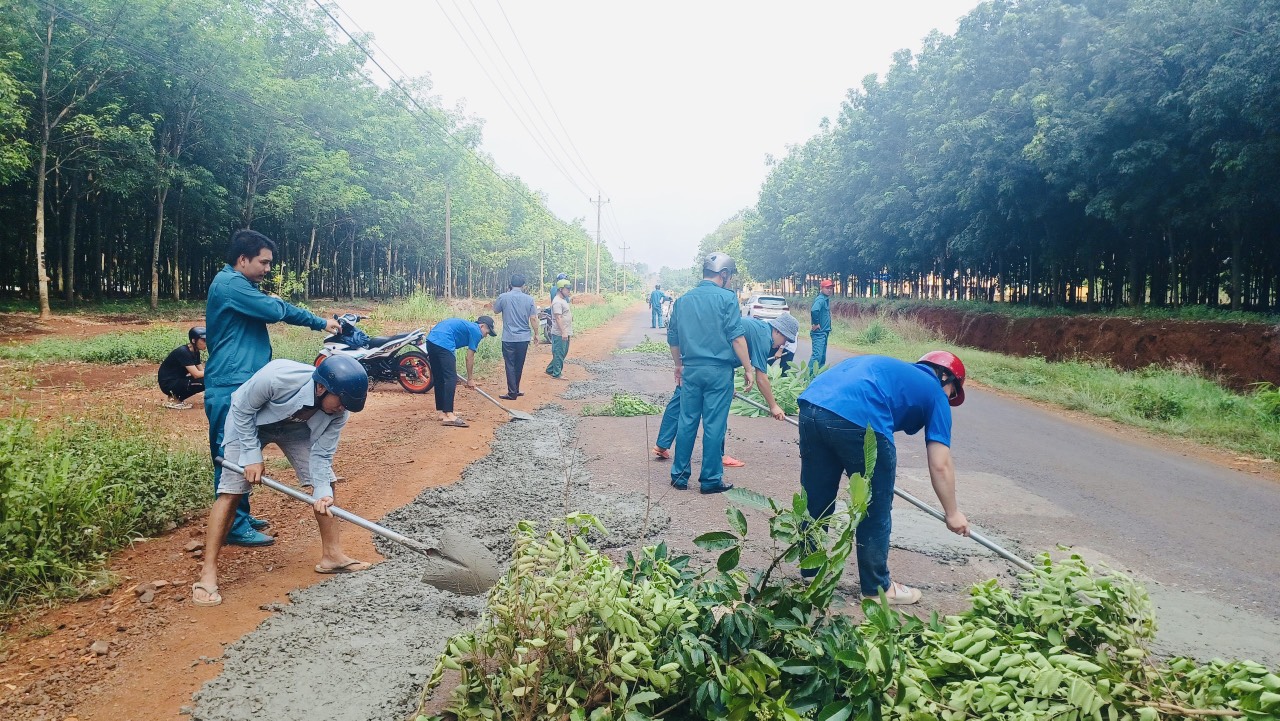 TUỔI TRẺ LONG HÀ RA QUÂN THỨ BẢY TÌNH NGUYỆN