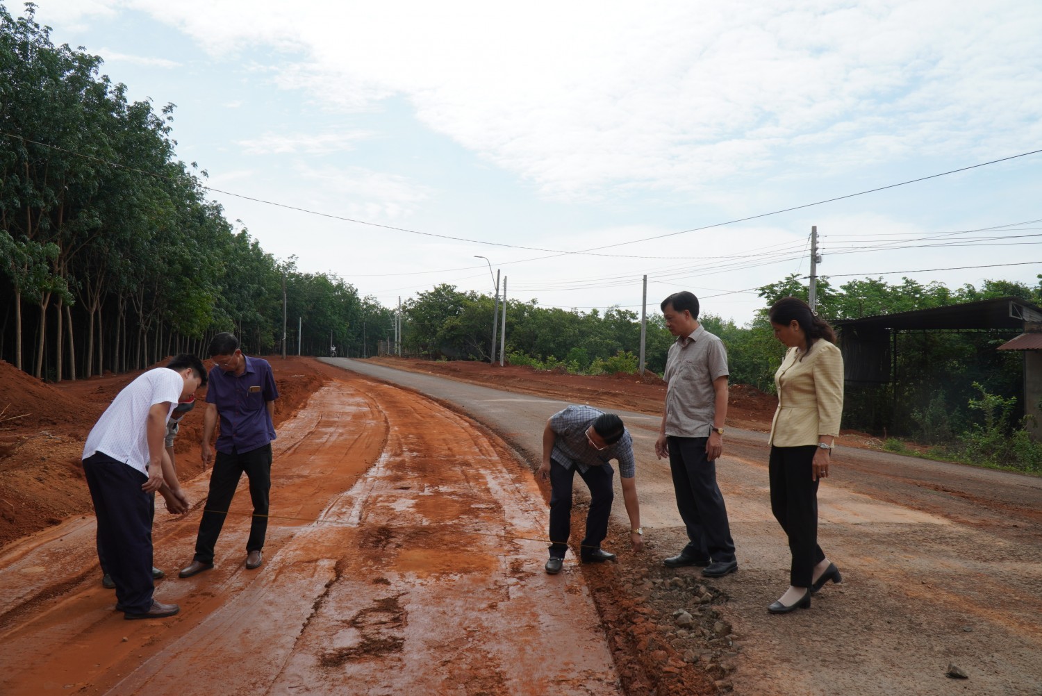 Lãnh đạo Hi88 Lừa Đảo
 đi kiểm tra một số tuyến đường giao thông đang thi công trên địa bàn huyện.