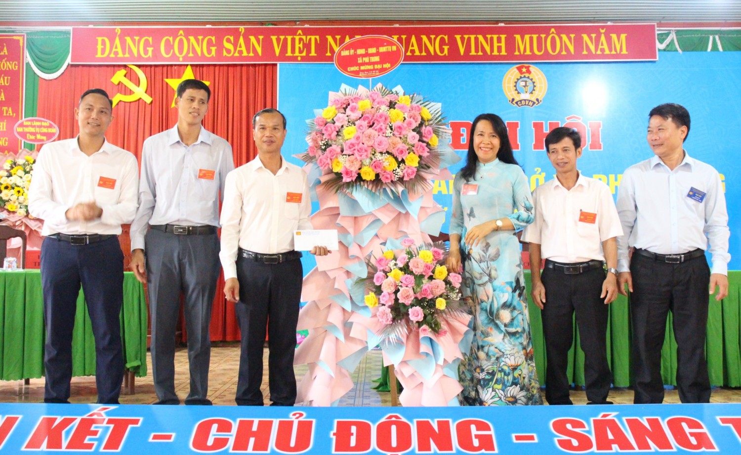 ĐỒNG CHÍ NGUYỄN ANH ĐỨC TIẾP TỤC ĐƯỢC BẦU GIỮ CHỨC CHỦ TỊCH CÔNG ĐOÀN CƠ SỞ XÃ PHÚ TRUNG.