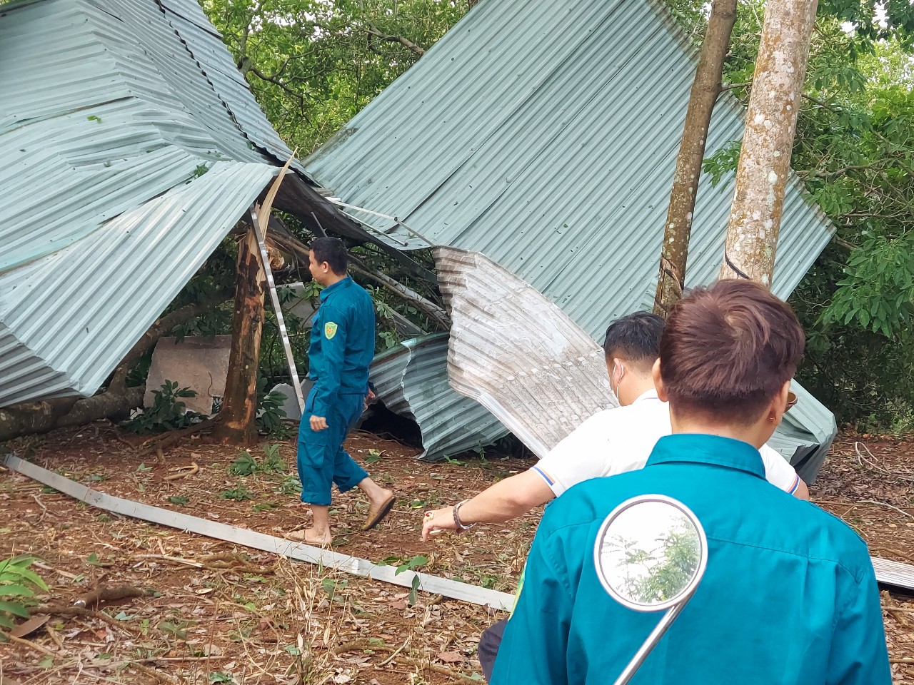 Mưa lớn kéo lốc xoáy khiến nhiều nhà cửa, cây trồng bị tốc mái, đổ sập tại Hi88 Lừa Đảo
.