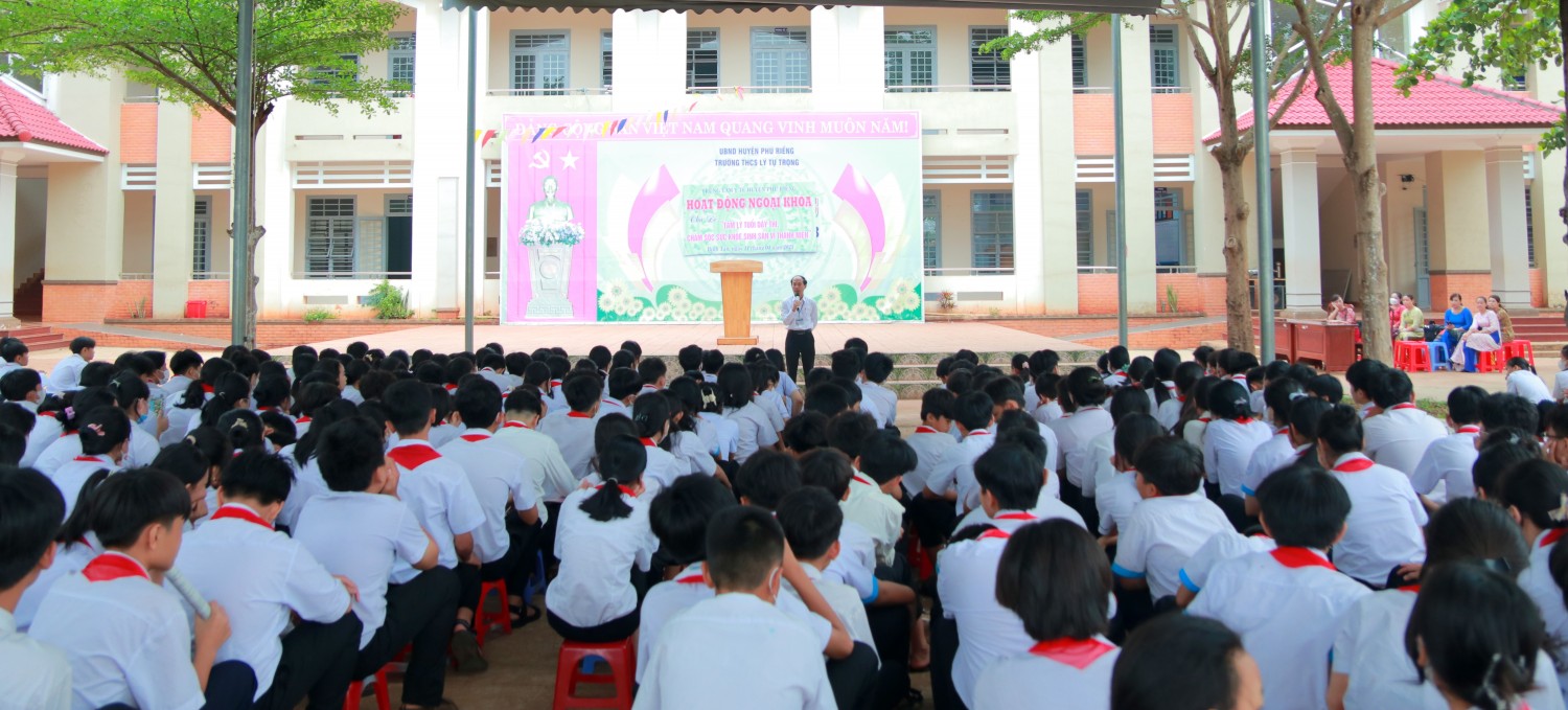 530 em học sinh Trường THCS Lý Tự Trọng được truyền thông về tâm lý tuổi dậy thì và chăm sóc sức khỏe sinh sản vị thành niên.