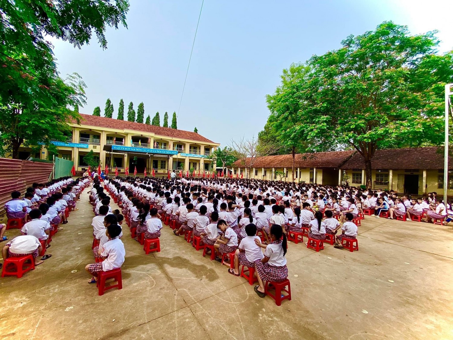 Học sinh trường tiểu học Long Hà A được tuyên truyền về tác hại của thuốc lá điện tử.