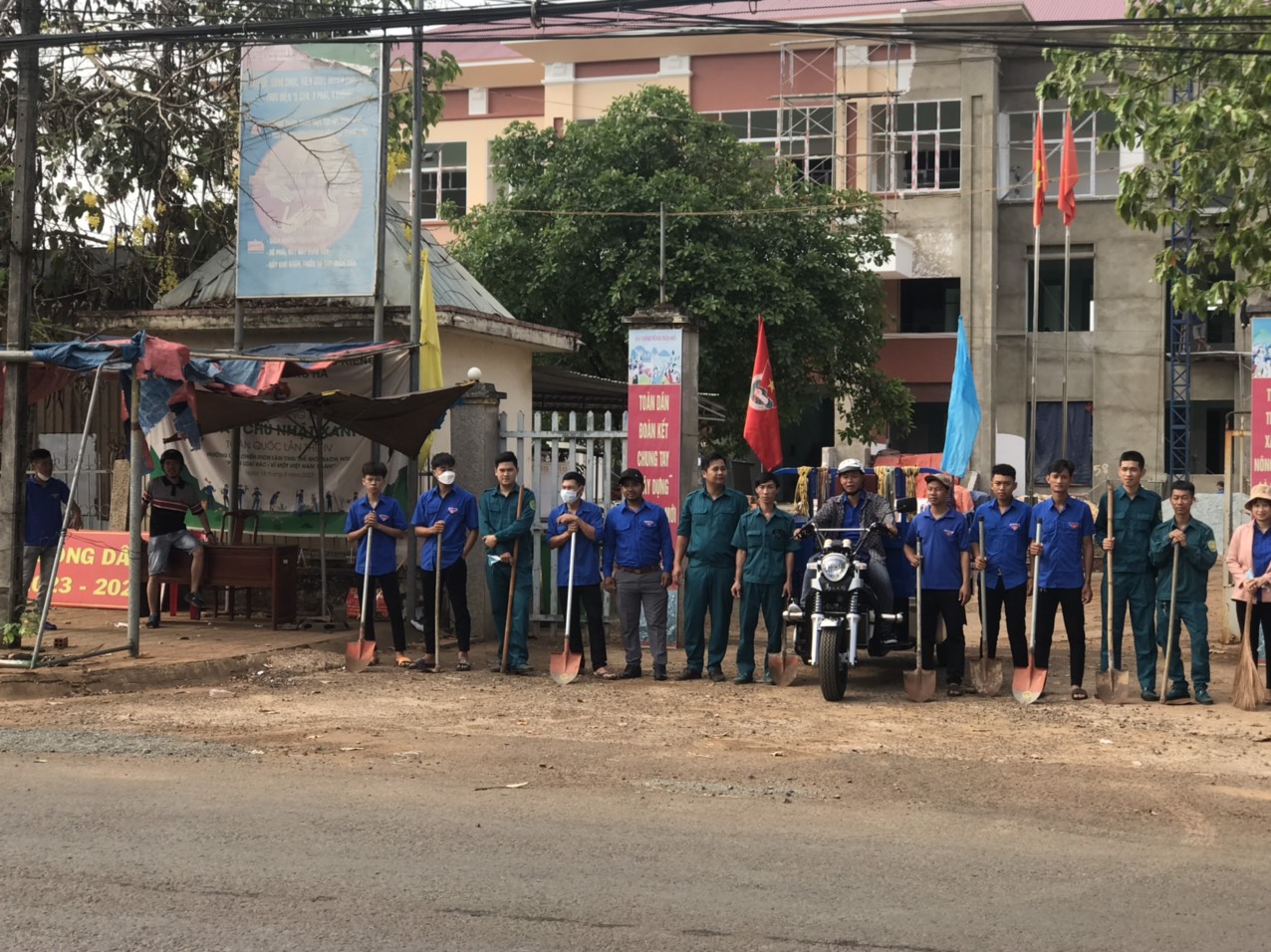 THANH NIÊN VÀ DÂN QUÂN XÃ LONG HÀ CHUNG TAY BẢO VỆ MÔI TRƯỜNG