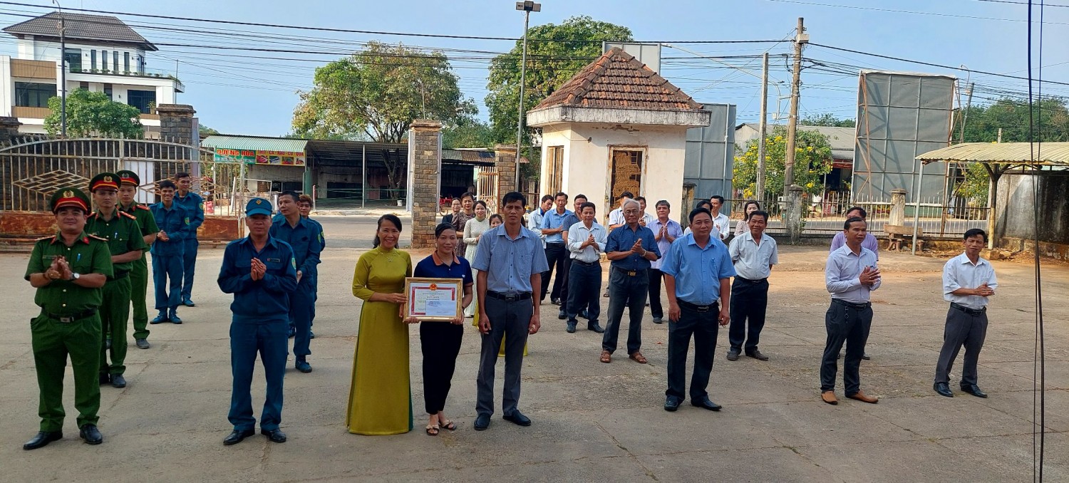 KHEN THƯỞNG ĐỘT XUẤT CHO NGƯỜI NHẶT ĐƯỢC 3 SỔ ĐỎ TRẢ LẠI NGƯỜI BỊ MẤT