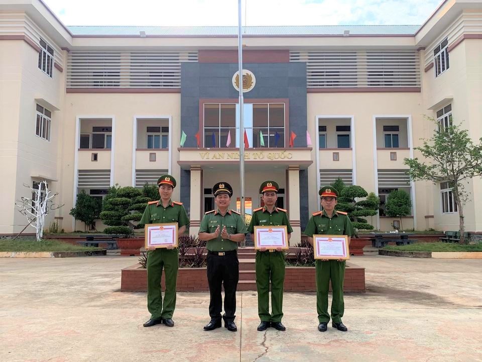 Công an huyện: Khen thưởng các tập thể, cá nhân có thành tích tốt trong dịp tết Nguyên đán Quý Mão 2023.