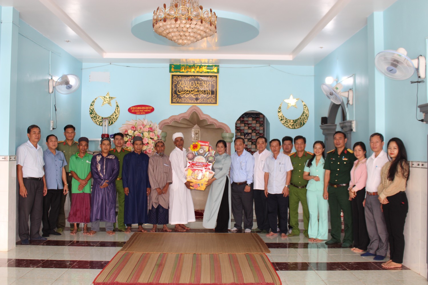 LÃNH ĐẠO HI88 LỪA ĐẢO
 THĂM, CHÚC MỪNG ĐỒNG BÀO CHĂM NHÂN LỄ RAMADAN