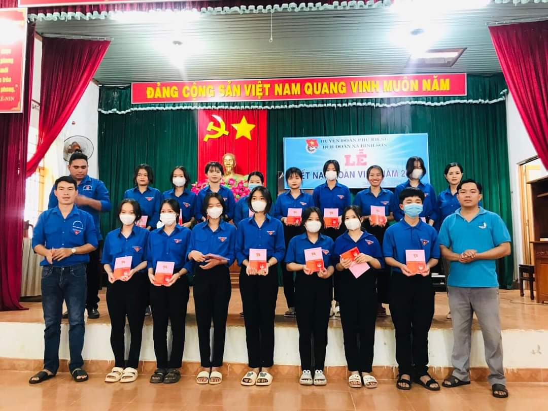 Đoàn xã Bình Sơn tổ chức lễ kết nạp đoàn viên cho hơn 70 thanh niên ưu tú