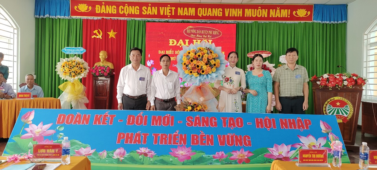 BÀ BÙI THỊ MAI HOA TIẾP TỤC ĐƯỢC TÍN NHIỆM BẦU GIỮ CHỨC CHỦ TỊCH HỘI NÔNG DÂN XÃ LONG TÂN.