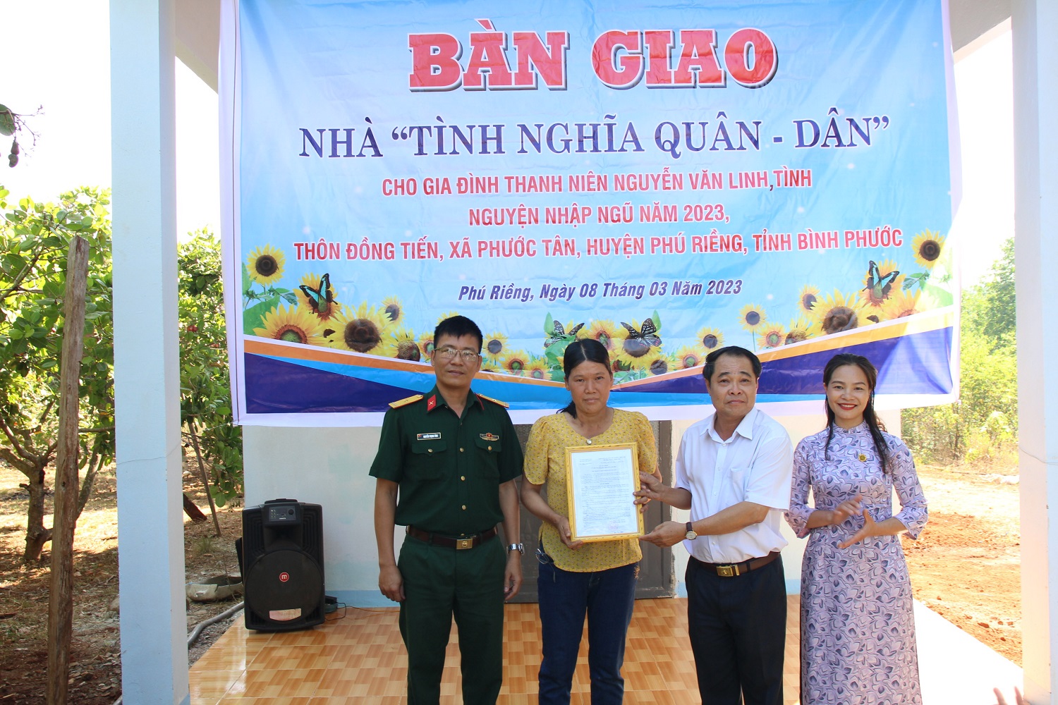 Bàn giao nhà Nghĩa tình Quân dân cho gia đình thanh niên tình nguyện nhập ngũ năm 2023.