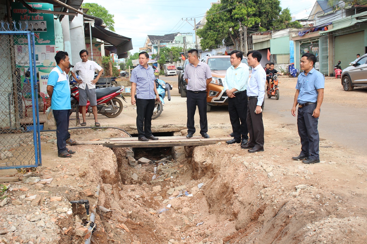 Chủ tịch Hi88 Lừa Đảo
 kiểm tra việc giải phóng mặt bằng các tuyến đường giao thông trên địa bàn xã Long Tân.