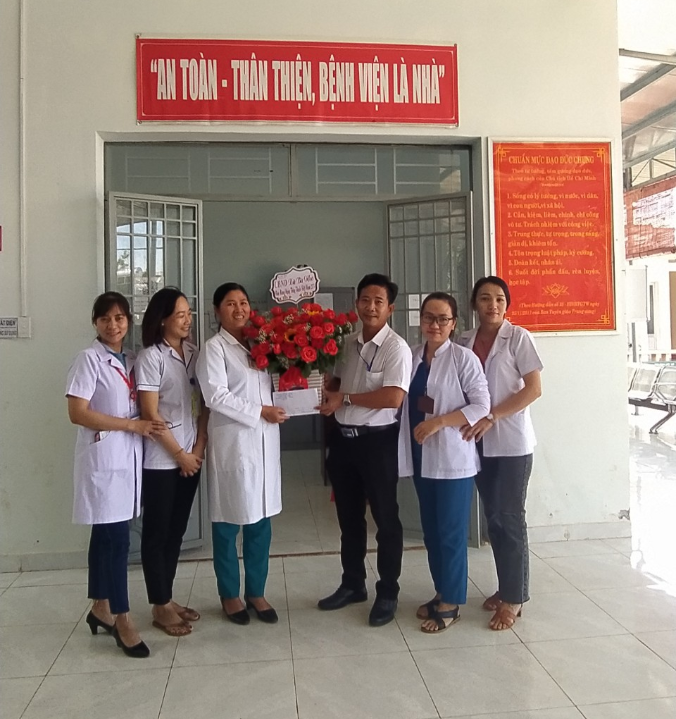 UBND xã Bù Nho thăm, chúc mừng ngày Thầy thuốc Việt Nam 27/2