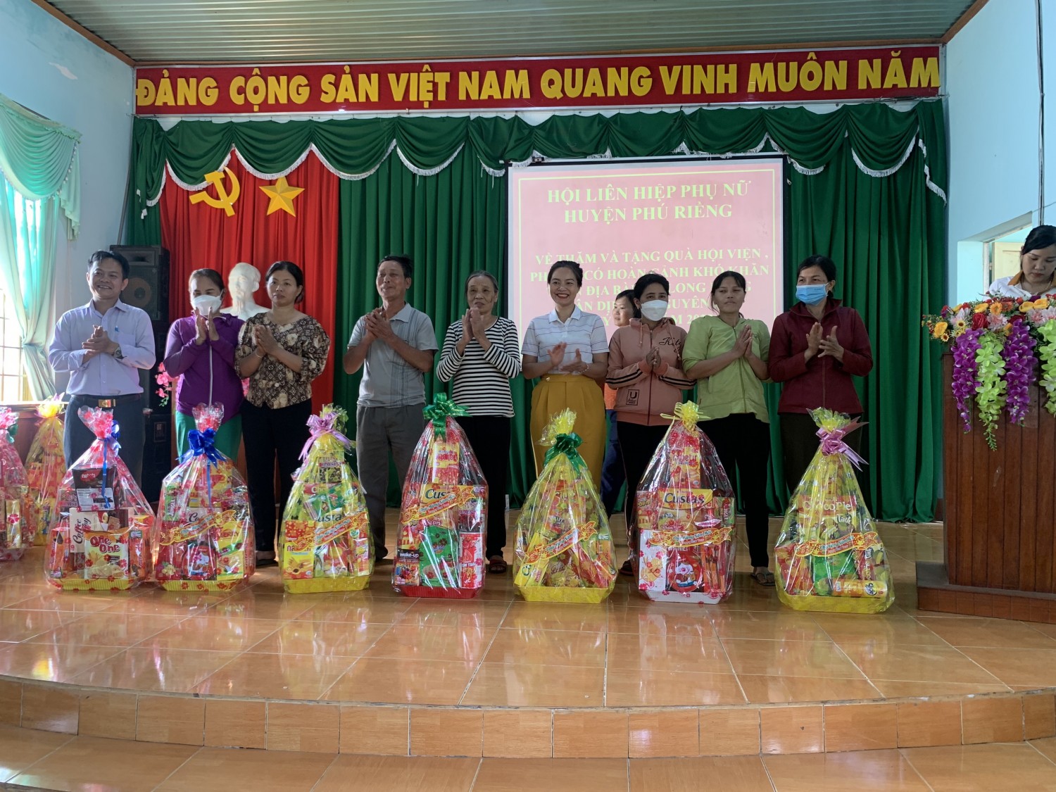 Tặng quà Tết cho cựu thanh niên xung phong và hội viên phụ nữ khó khăn