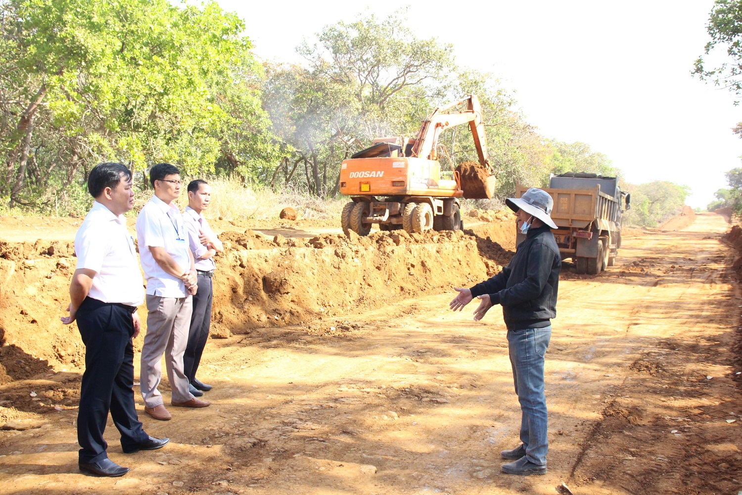 LÃNH ĐẠO HI88 LỪA ĐẢO
 KIỂM TRA CÁC CÔNG TRÌNH ĐƯỜNG GIAO THÔNG TRÊN ĐỊA BÀN XÃ PHƯỚC TÂN.