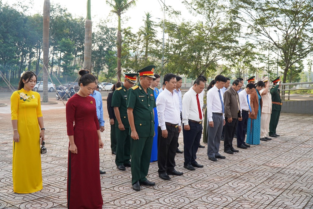 LÃNH ĐẠO HUYỆN DÂNG HƯƠNG TƯỞNG NIỆM CÁC ANH HÙNG LIỆT SỸ