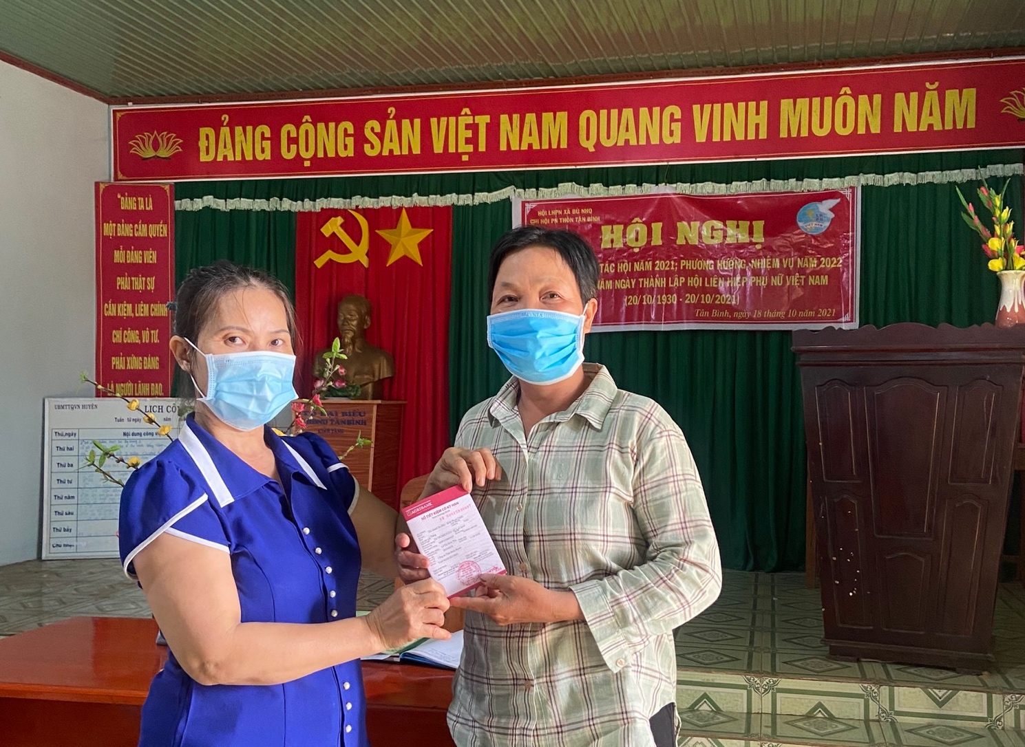 Phụ nữ Bù Nho "Nuôi heo đất" hỗ trợ chị em phát triển kinh tế